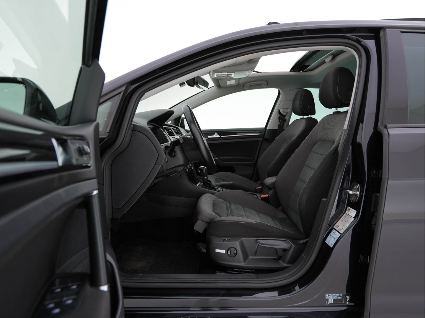 Volkswagen Golf 1.6 TDI R-Line Highline Business Aut. *PANO | MICROFIBRE | ADAPTIVE-CRUISE | DIGI-COCKPIT | HEATED-SPORTSEATS | PRIVACY-GLASS | NAVI-FULLMAP | ECC | PARKPILOT | 18''ALU*