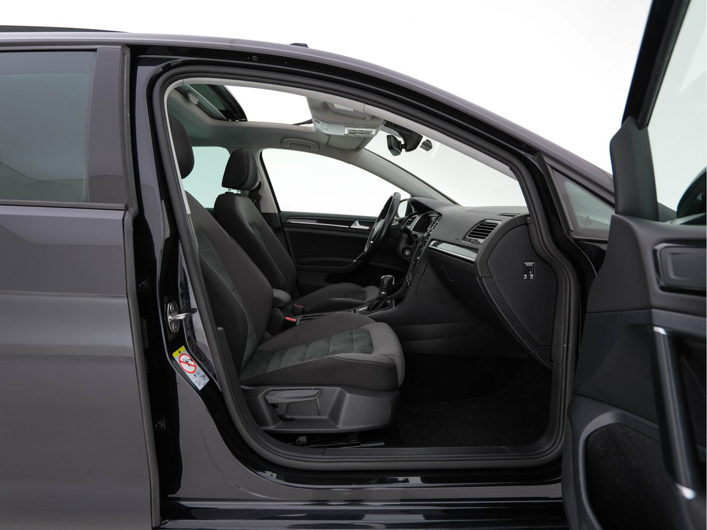 Volkswagen Golf 1.6 TDI R-Line Highline Business Aut. *PANO | MICROFIBRE | ADAPTIVE-CRUISE | DIGI-COCKPIT | HEATED-SPORTSEATS | PRIVACY-GLASS | NAVI-FULLMAP | ECC | PARKPILOT | 18''ALU*
