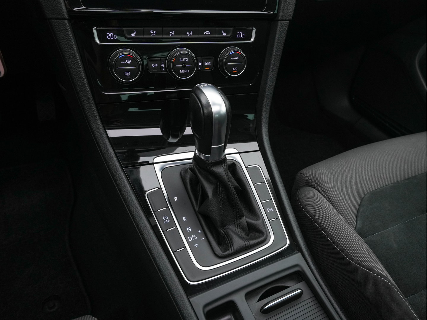 Volkswagen Golf 1.6 TDI R-Line Highline Business Aut. *PANO | MICROFIBRE | ADAPTIVE-CRUISE | DIGI-COCKPIT | HEATED-SPORTSEATS | PRIVACY-GLASS | NAVI-FULLMAP | ECC | PARKPILOT | 18''ALU*