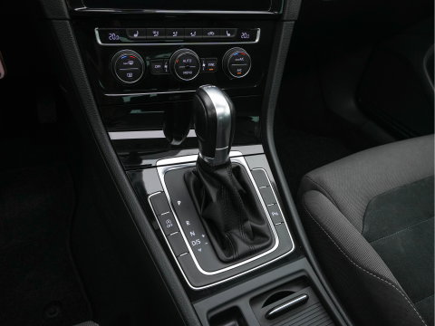 Volkswagen Golf 1.6 TDI R-Line Highline Business Aut. *PANO | MICROFIBRE | ADAPTIVE-CRUISE | DIGI-COCKPIT | HEATED-SPORTSEATS | PRIVACY-GLASS | NAVI-FULLMAP | ECC | PARKPILOT | 18''ALU*