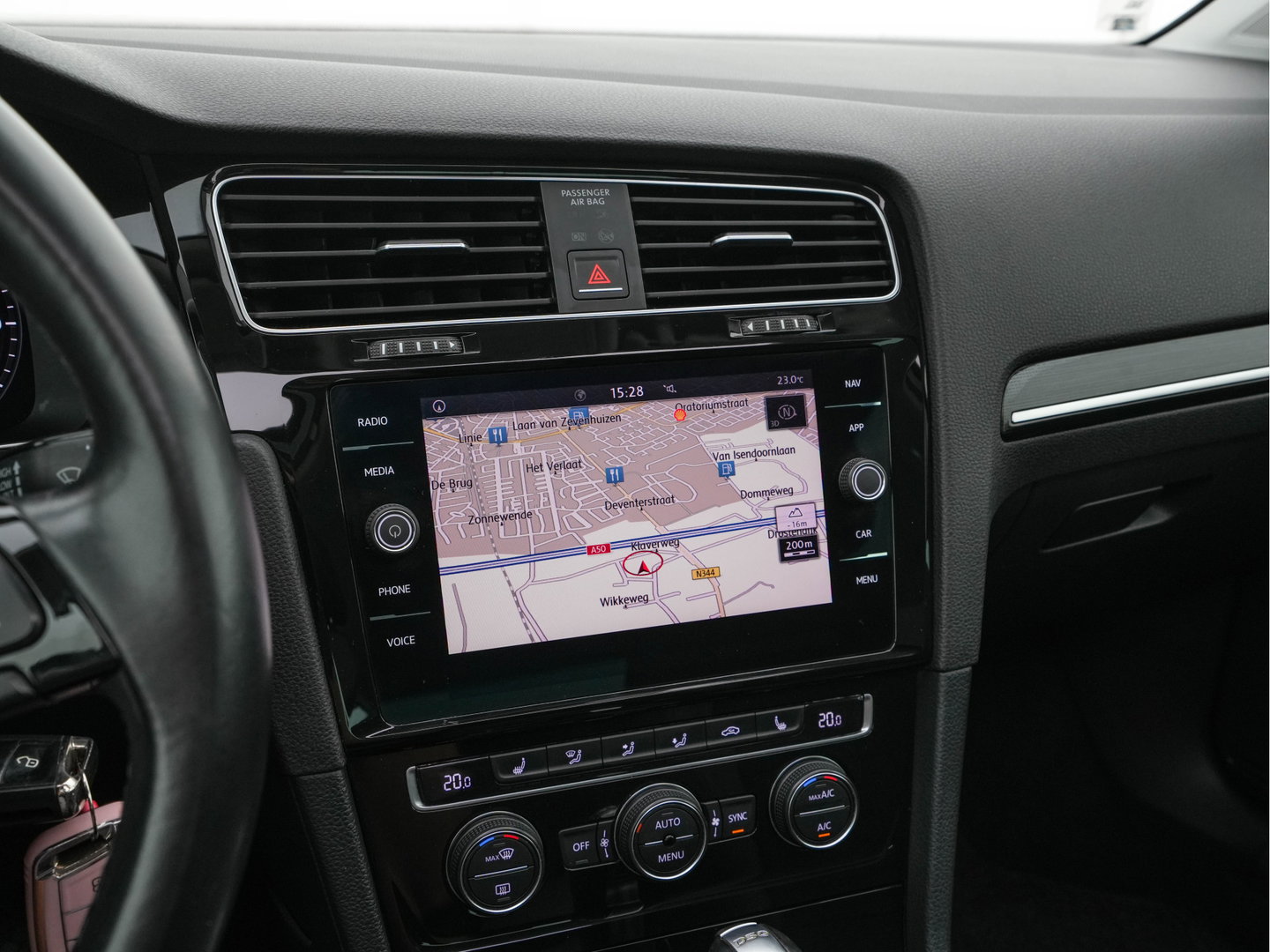 Volkswagen Golf 1.6 TDI R-Line Highline Business Aut. *PANO | MICROFIBRE | ADAPTIVE-CRUISE | DIGI-COCKPIT | HEATED-SPORTSEATS | PRIVACY-GLASS | NAVI-FULLMAP | ECC | PARKPILOT | 18''ALU*