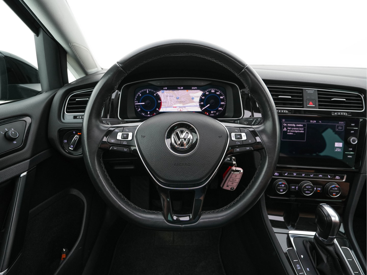 Volkswagen Golf 1.6 TDI R-Line Highline Business Aut. *PANO | MICROFIBRE | ADAPTIVE-CRUISE | DIGI-COCKPIT | HEATED-SPORTSEATS | PRIVACY-GLASS | NAVI-FULLMAP | ECC | PARKPILOT | 18''ALU*