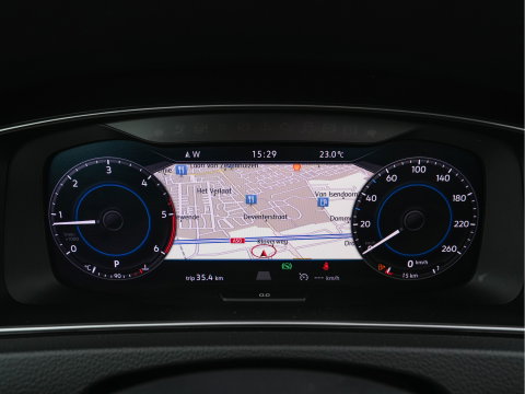 Volkswagen Golf 1.6 TDI R-Line Highline Business Aut. *PANO | MICROFIBRE | ADAPTIVE-CRUISE | DIGI-COCKPIT | HEATED-SPORTSEATS | PRIVACY-GLASS | NAVI-FULLMAP | ECC | PARKPILOT | 18''ALU*