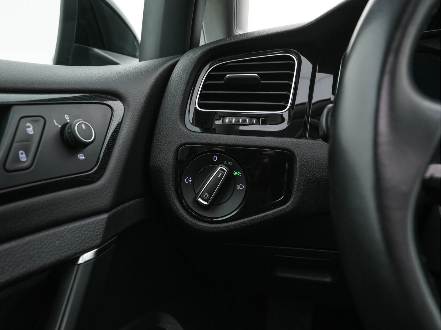 Volkswagen Golf 1.6 TDI R-Line Highline Business Aut. *PANO | MICROFIBRE | ADAPTIVE-CRUISE | DIGI-COCKPIT | HEATED-SPORTSEATS | PRIVACY-GLASS | NAVI-FULLMAP | ECC | PARKPILOT | 18''ALU*