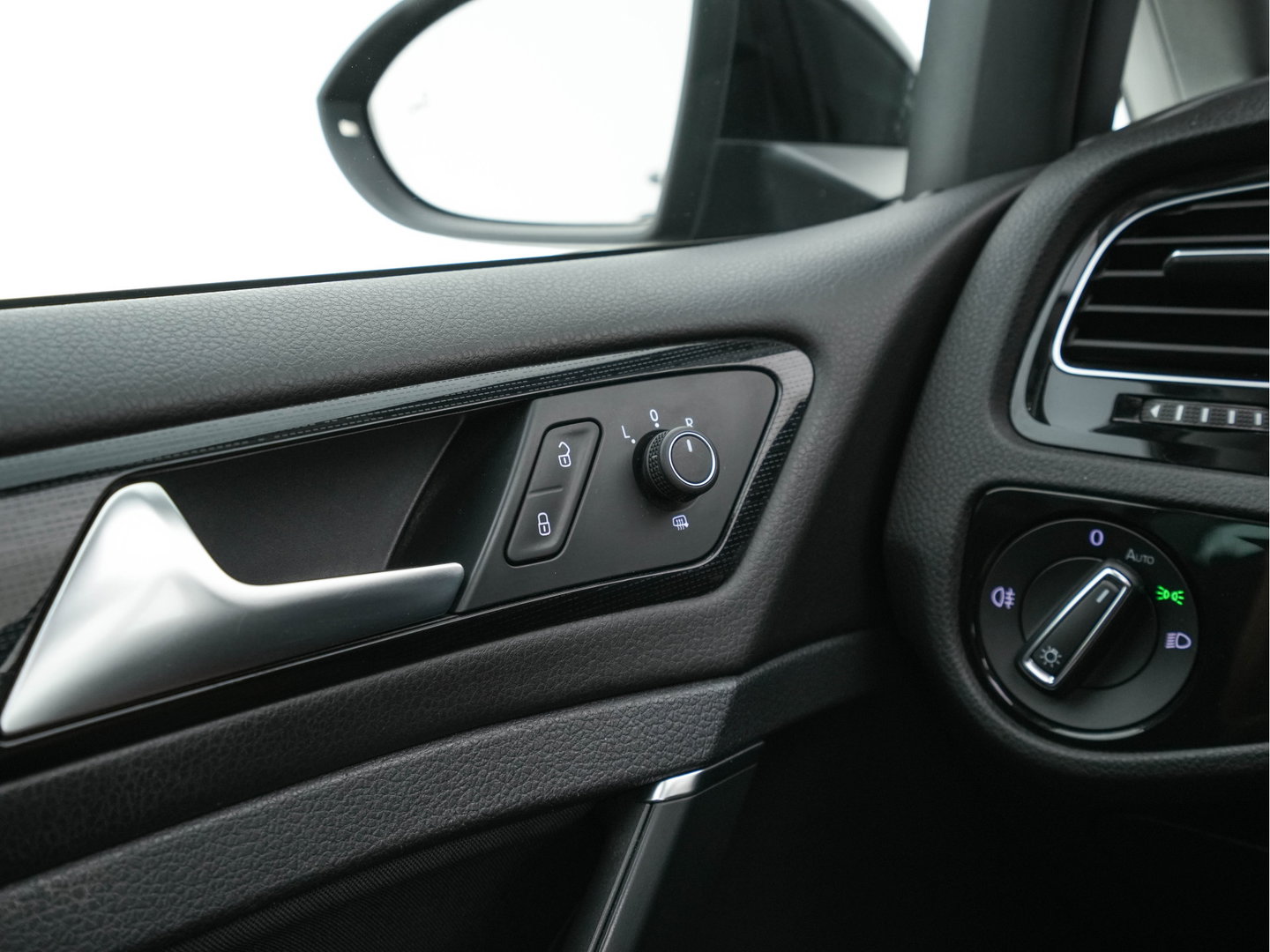 Volkswagen Golf 1.6 TDI R-Line Highline Business Aut. *PANO | MICROFIBRE | ADAPTIVE-CRUISE | DIGI-COCKPIT | HEATED-SPORTSEATS | PRIVACY-GLASS | NAVI-FULLMAP | ECC | PARKPILOT | 18''ALU*