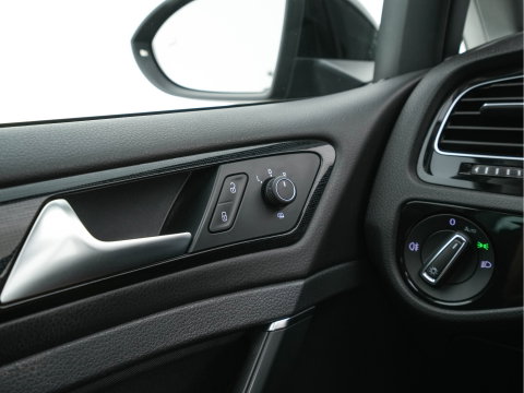 Volkswagen Golf 1.6 TDI R-Line Highline Business Aut. *PANO | MICROFIBRE | ADAPTIVE-CRUISE | DIGI-COCKPIT | HEATED-SPORTSEATS | PRIVACY-GLASS | NAVI-FULLMAP | ECC | PARKPILOT | 18''ALU*
