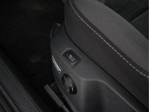 Volkswagen Golf 1.6 TDI R-Line Highline Business Aut. *PANO | MICROFIBRE | ADAPTIVE-CRUISE | DIGI-COCKPIT | HEATED-SPORTSEATS | PRIVACY-GLASS | NAVI-FULLMAP | ECC | PARKPILOT | 18''ALU*