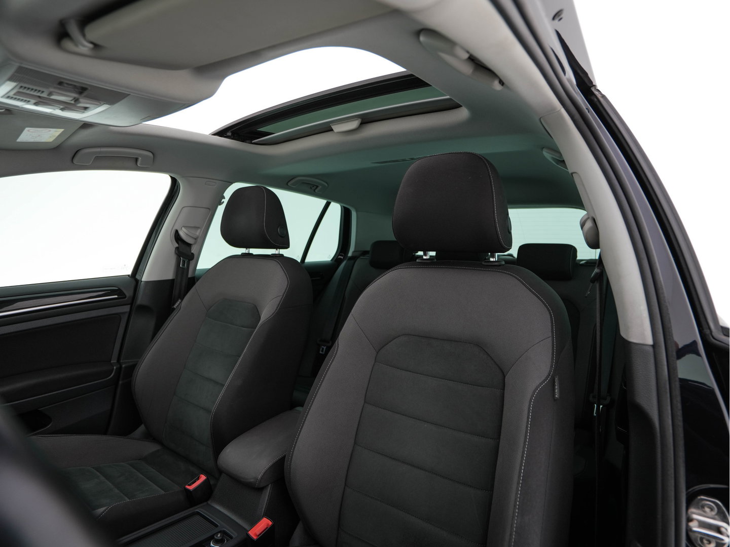 Volkswagen Golf 1.6 TDI R-Line Highline Business Aut. *PANO | MICROFIBRE | ADAPTIVE-CRUISE | DIGI-COCKPIT | HEATED-SPORTSEATS | PRIVACY-GLASS | NAVI-FULLMAP | ECC | PARKPILOT | 18''ALU*