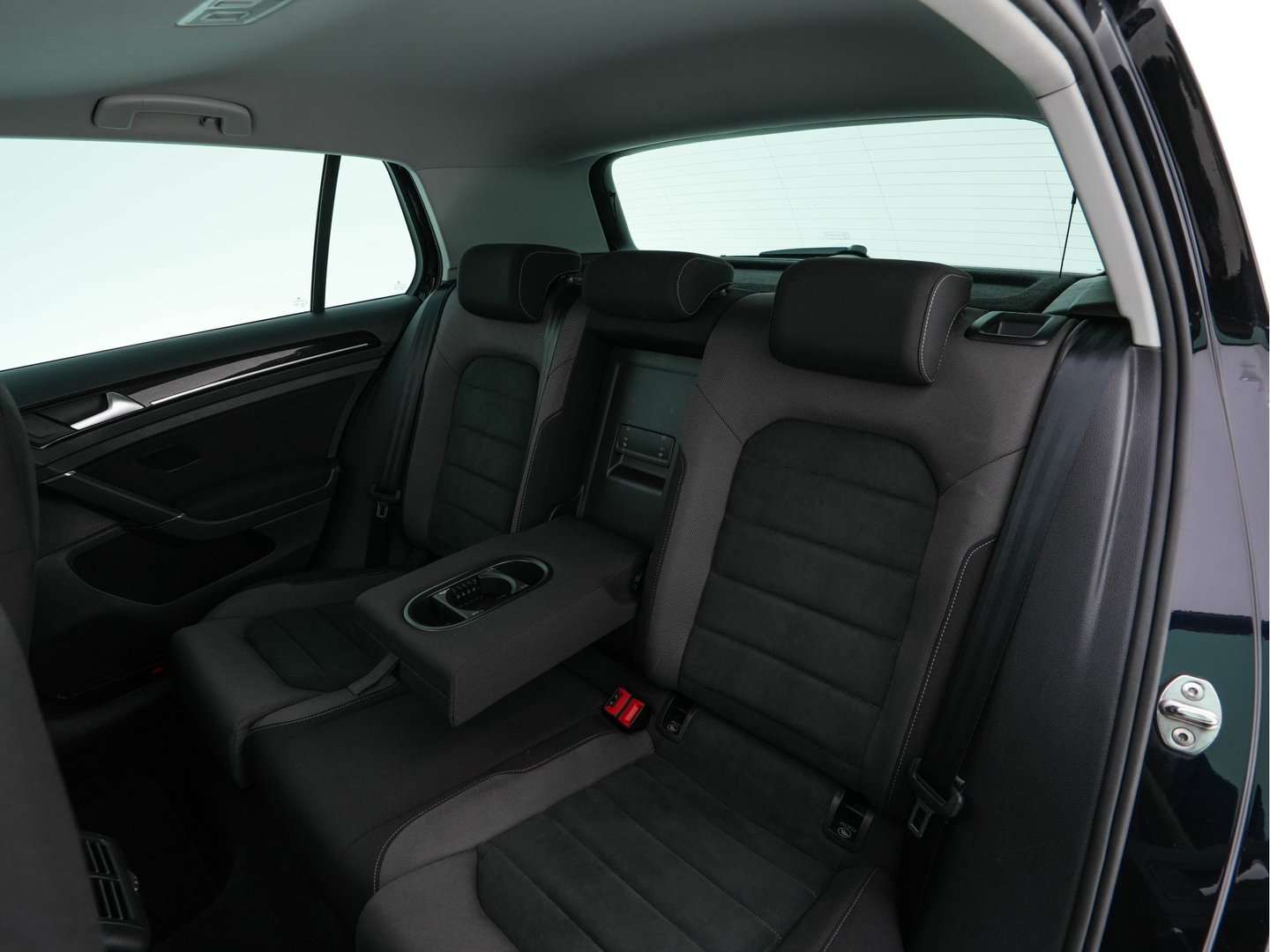 Volkswagen Golf 1.6 TDI R-Line Highline Business Aut. *PANO | MICROFIBRE | ADAPTIVE-CRUISE | DIGI-COCKPIT | HEATED-SPORTSEATS | PRIVACY-GLASS | NAVI-FULLMAP | ECC | PARKPILOT | 18''ALU*