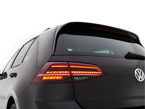 Volkswagen Golf 1.6 TDI R-Line Highline Business Aut. *PANO | MICROFIBRE | ADAPTIVE-CRUISE | DIGI-COCKPIT | HEATED-SPORTSEATS | PRIVACY-GLASS | NAVI-FULLMAP | ECC | PARKPILOT | 18''ALU*