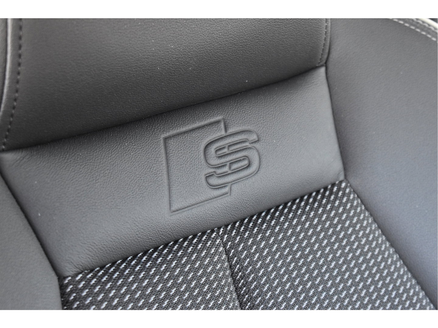 Audi A3 Sportback 35 TFSI edition one 3x S-Line 150pk | Stoelverwarming | Camera | Virtual Cockpit | DAB | Carplay/Android | Full LED