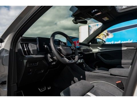 Škoda Kodiaq 1.5 TSI PHEV Sportline | PANO | TREKHAAK | 20" VELGEN | STEEL GREY