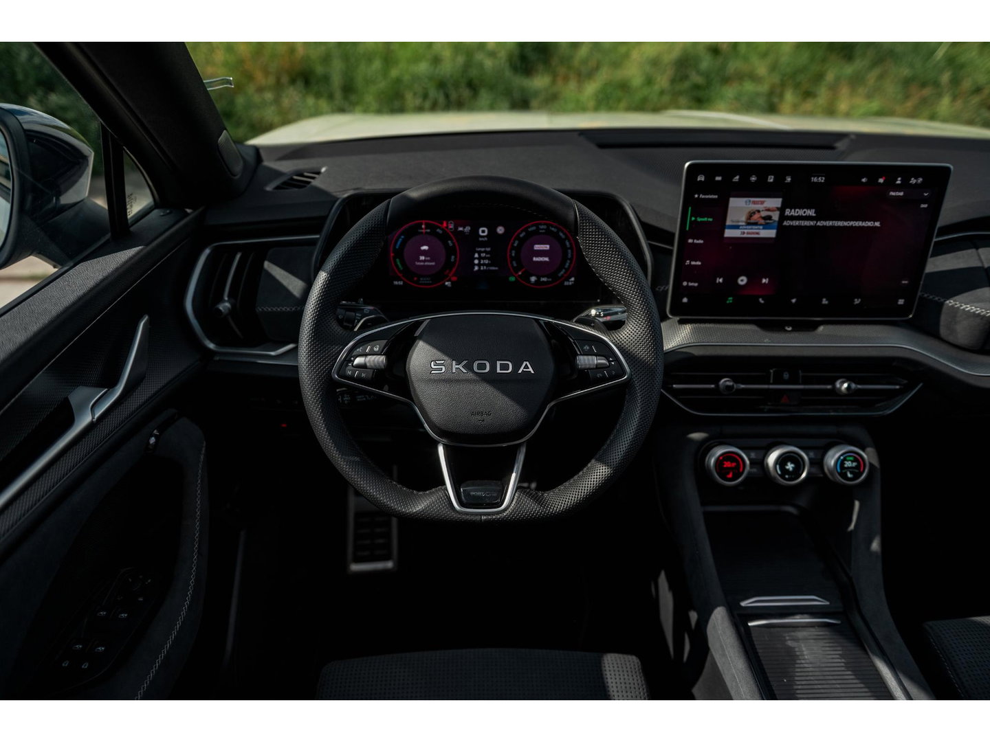 Škoda Kodiaq 1.5 TSI PHEV Sportline | PANO | TREKHAAK | 20" VELGEN | STEEL GREY
