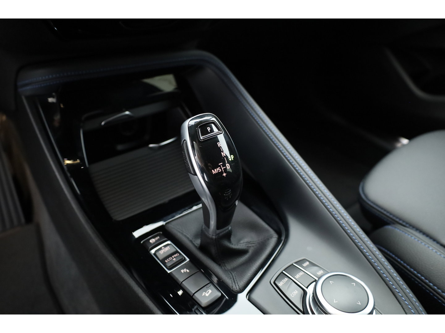 BMW X2 xDrive20i M sport | High Executive | Rijklaar!! | HUD | Cruise | Navi + Apple CarPlay | Camera | Stoelverw. | Elek. Achterklep
