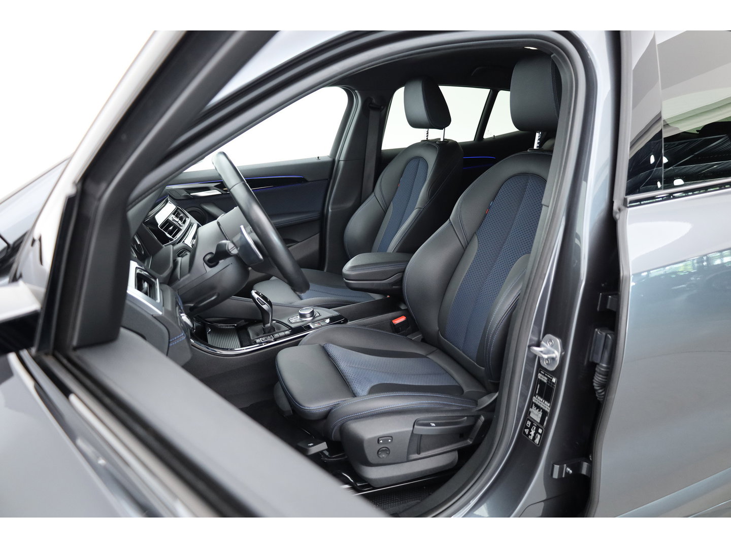 BMW X2 xDrive20i M sport | High Executive | Rijklaar!! | HUD | Cruise | Navi + Apple CarPlay | Camera | Stoelverw. | Elek. Achterklep