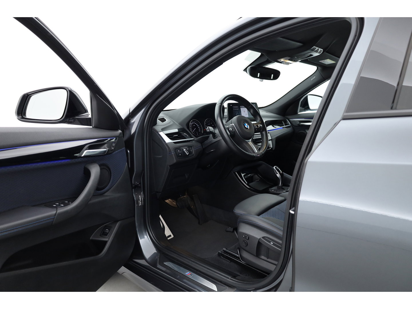 BMW X2 xDrive20i M sport | High Executive | Rijklaar!! | HUD | Cruise | Navi + Apple CarPlay | Camera | Stoelverw. | Elek. Achterklep