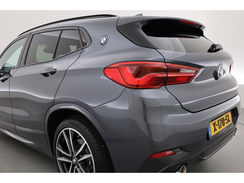 BMW X2 xDrive20i M sport | High Executive | Rijklaar!! | HUD | Cruise | Navi + Apple CarPlay | Camera | Stoelverw. | Elek. Achterklep