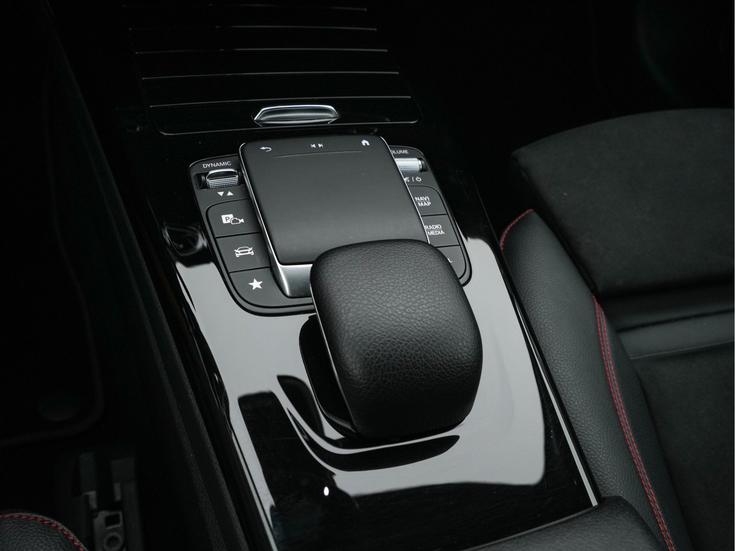 Mercedes-Benz CLA-Klasse Shooting Brake 200 AMG-Sportpack Business Solution (INCL-BTW) Aut. *LEATHER-MICROFIBRE | FULL-LED | HEATED-SPORTSEATS | DIGI-COCKPIT | DAB+ | NAVI-FULLMAP | CAMERA | PRIVACYGLASS | SHIFTPADDLES | 18''ALU*