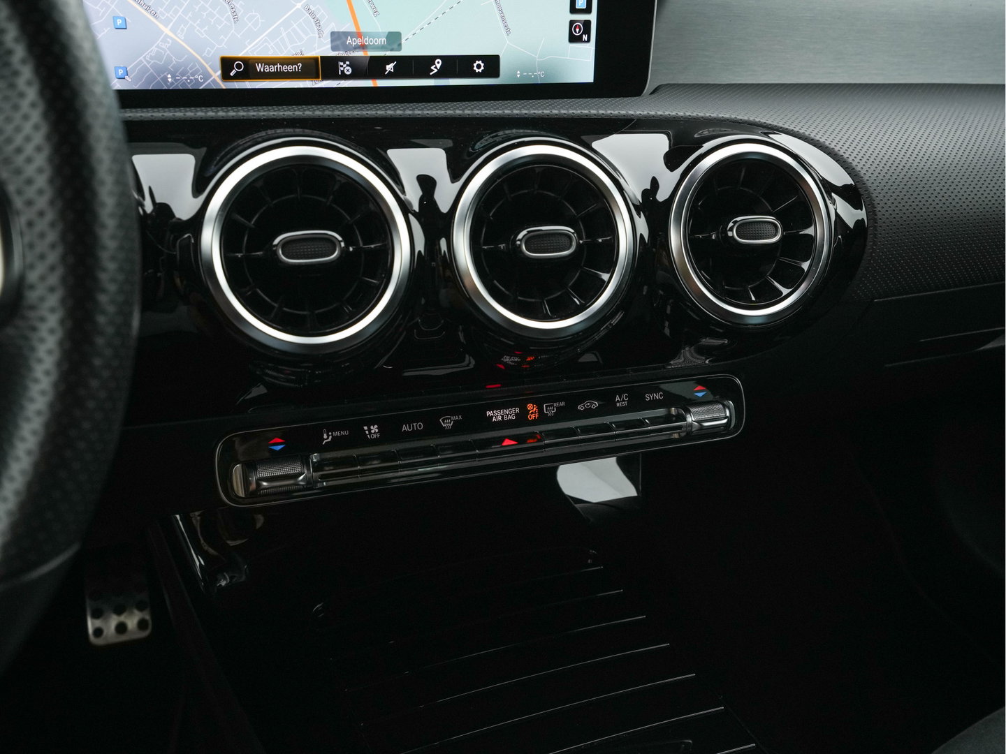 Mercedes-Benz CLA-Klasse Shooting Brake 200 AMG-Sportpack Business Solution (INCL-BTW) Aut. *LEATHER-MICROFIBRE | FULL-LED | HEATED-SPORTSEATS | DIGI-COCKPIT | DAB+ | NAVI-FULLMAP | CAMERA | PRIVACYGLASS | SHIFTPADDLES | 18''ALU*