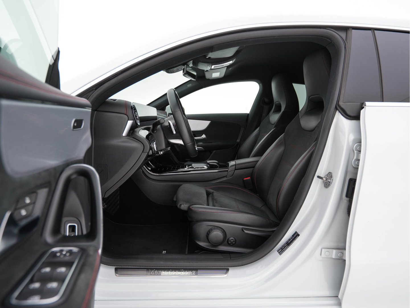 Mercedes-Benz CLA-Klasse Shooting Brake 200 AMG-Sportpack Business Solution (INCL-BTW) Aut. *LEATHER-MICROFIBRE | FULL-LED | HEATED-SPORTSEATS | DIGI-COCKPIT | DAB+ | NAVI-FULLMAP | CAMERA | PRIVACYGLASS | SHIFTPADDLES | 18''ALU*