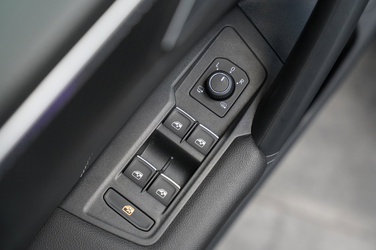 Volkswagen Tiguan 1.4 TSI eHybrid R-Line Business+ 360 Camera Head-Up Blindspot Leder (24 Maanden garantie* (Vraag naar de voorwaarden)