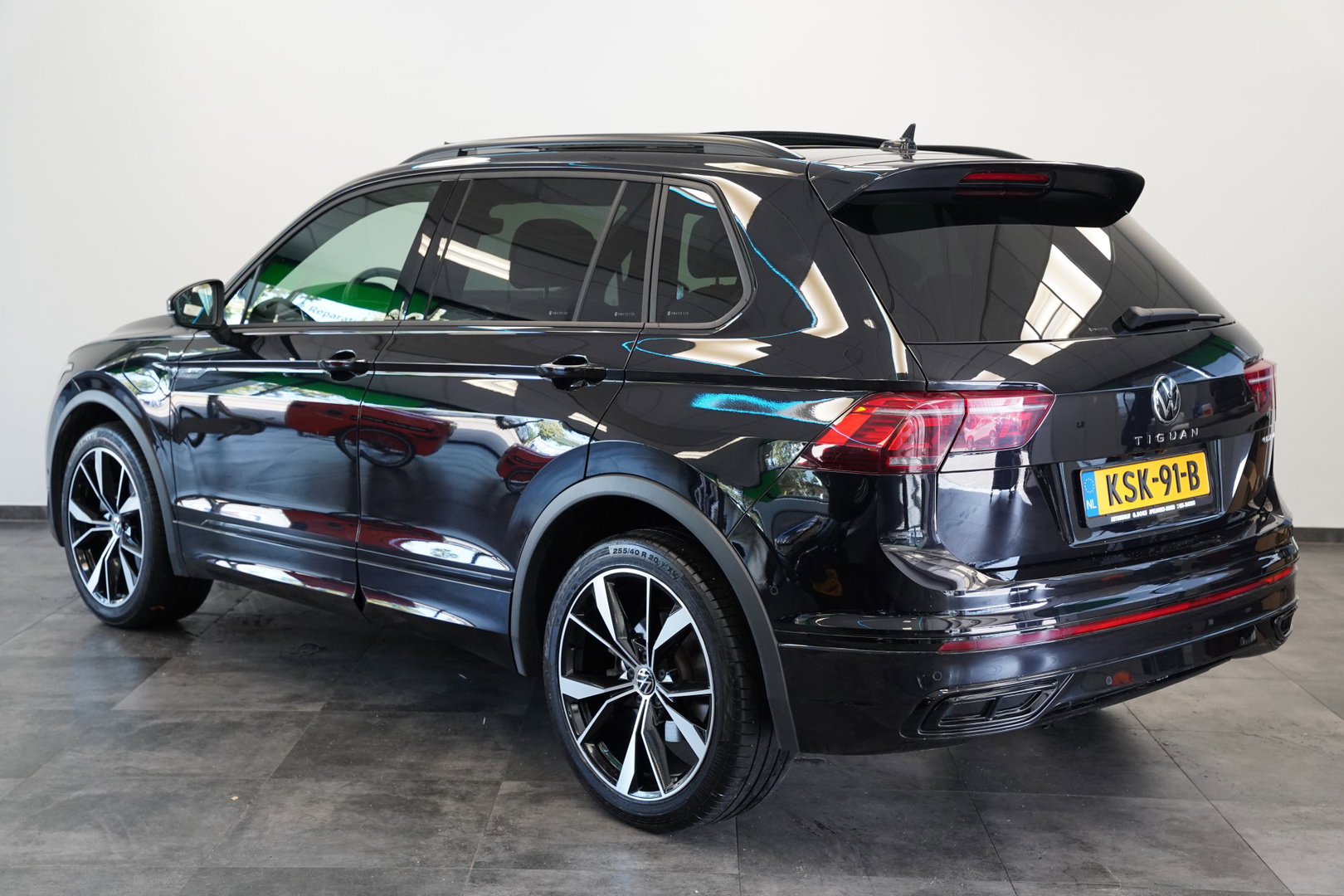 Volkswagen Tiguan 1.4 TSI eHybrid R-Line Business+ 360 Camera Head-Up Blindspot Leder (24 Maanden garantie* (Vraag naar de voorwaarden)