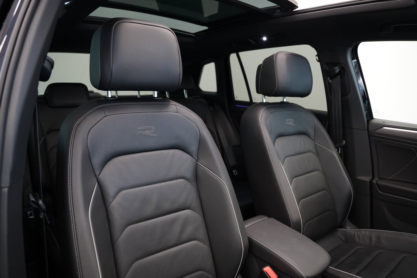 Volkswagen Tiguan 1.4 TSI eHybrid R-Line Business+ 360 Camera Head-Up Blindspot Leder (24 Maanden garantie* (Vraag naar de voorwaarden)