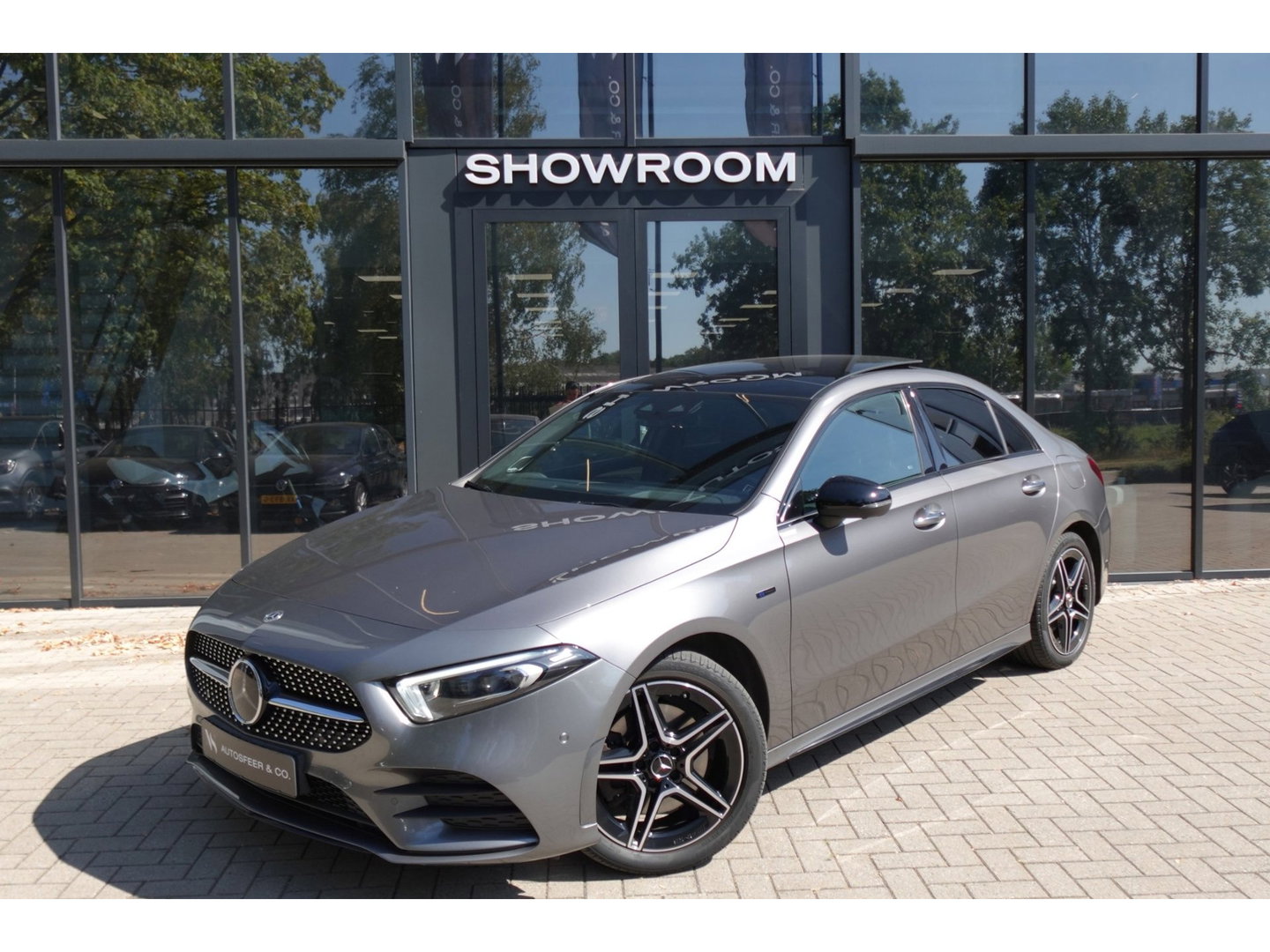 Mercedes-Benz A-Klasse 250 e Business Solution AMG PANO HUD CAM