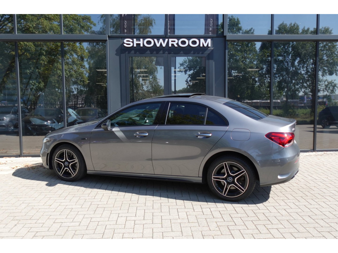 Mercedes-Benz A-Klasse 250 e Business Solution AMG PANO HUD CAM