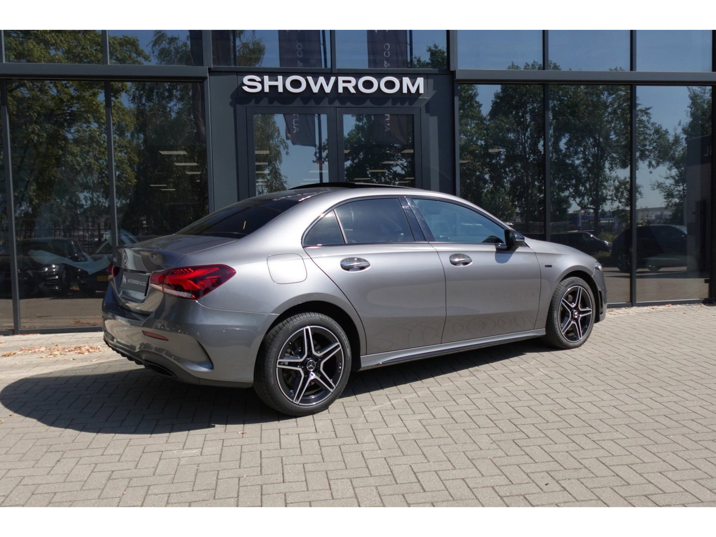 Mercedes-Benz A-Klasse 250 e Business Solution AMG PANO HUD CAM