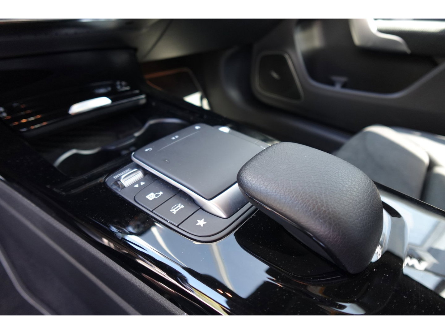 Mercedes-Benz A-Klasse 250 e Business Solution AMG PANO HUD CAM