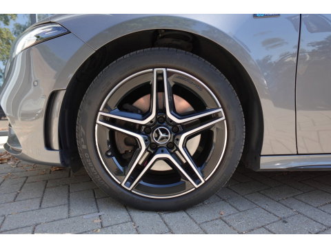 Mercedes-Benz A-Klasse 250 e Business Solution AMG PANO HUD CAM