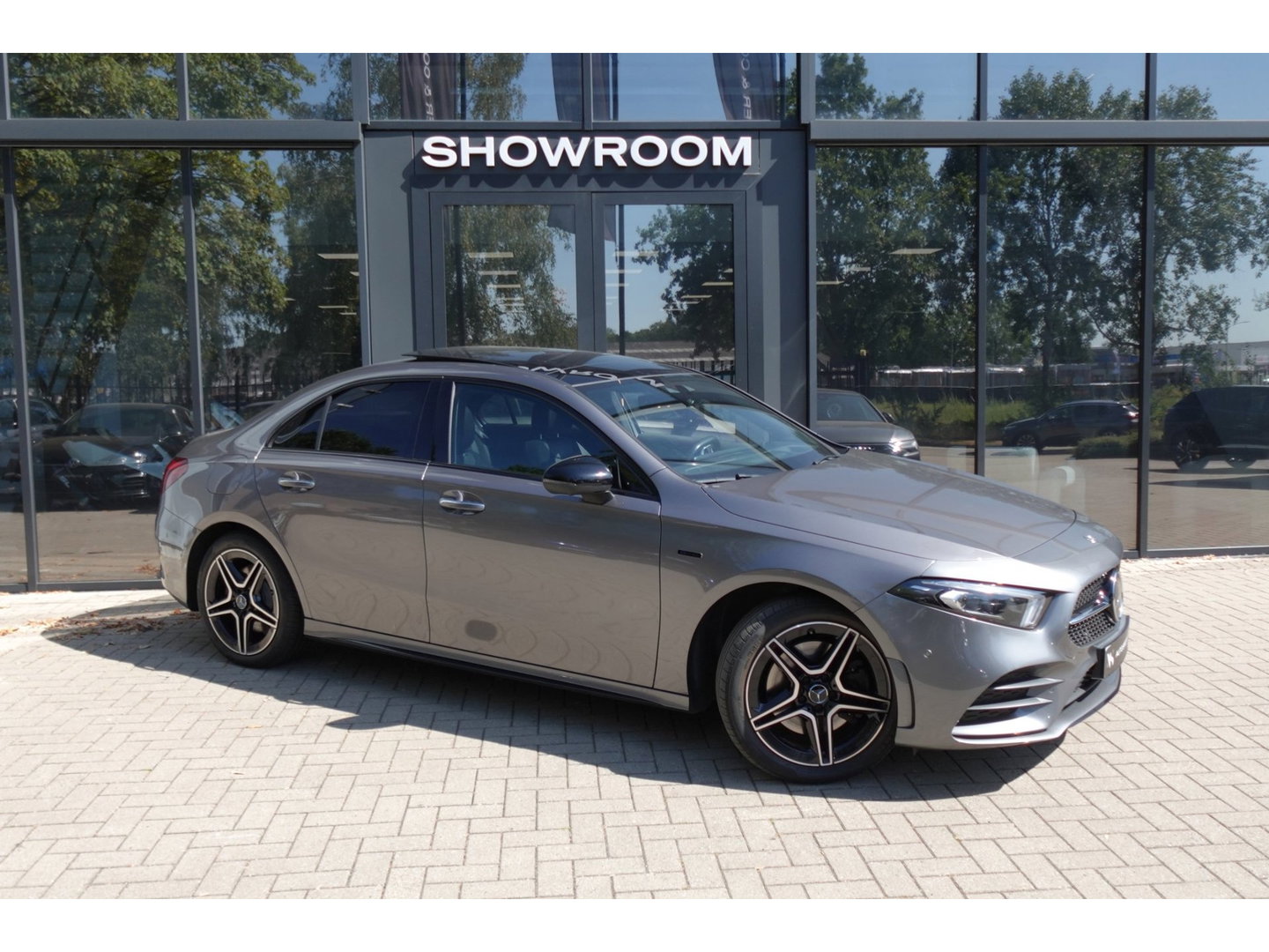 Mercedes-Benz A-Klasse 250 e Business Solution AMG PANO HUD CAM