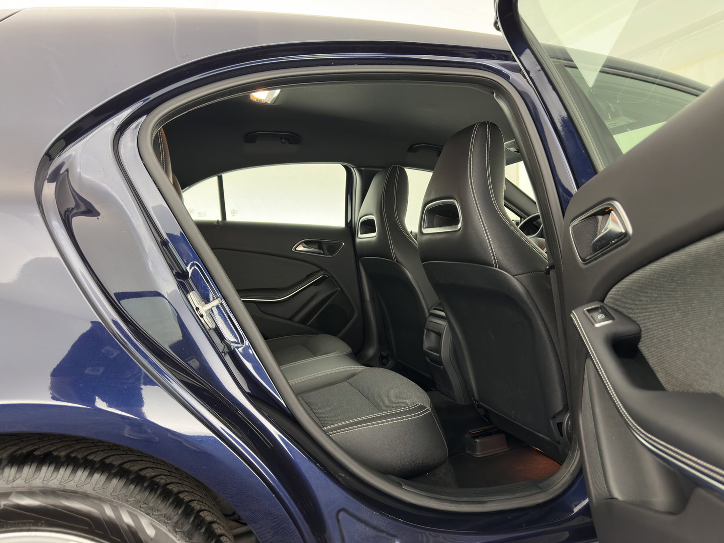 Mercedes-Benz A-Klasse 180 d Business Solution Aut. *LEATHER-FABRIC | NAVI-FULLMAP | CAMERA | AIRCO | CRUISE | TOWBAR | 16''ALU*