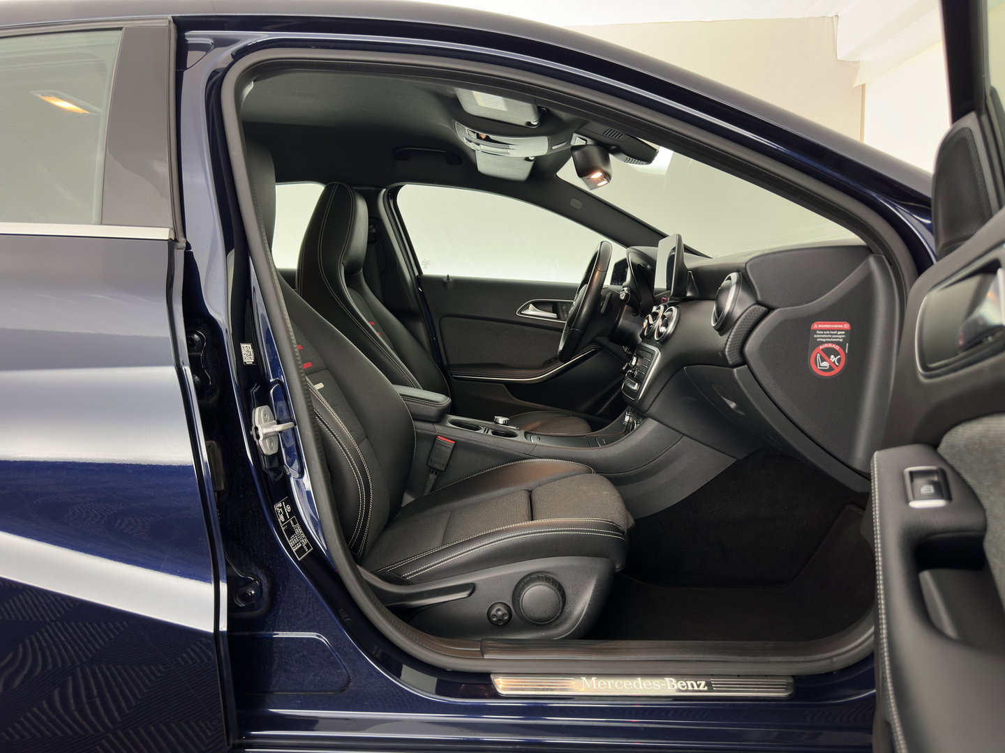 Mercedes-Benz A-Klasse 180 d Business Solution Aut. *LEATHER-FABRIC | NAVI-FULLMAP | CAMERA | AIRCO | CRUISE | TOWBAR | 16''ALU*