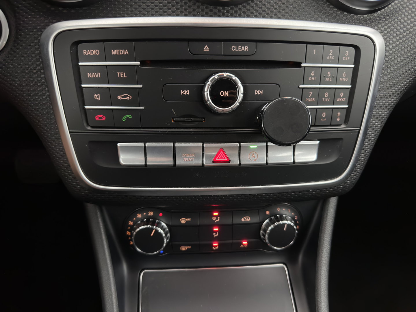Mercedes-Benz A-Klasse 180 d Business Solution Aut. *LEATHER-FABRIC | NAVI-FULLMAP | CAMERA | AIRCO | CRUISE | TOWBAR | 16''ALU*