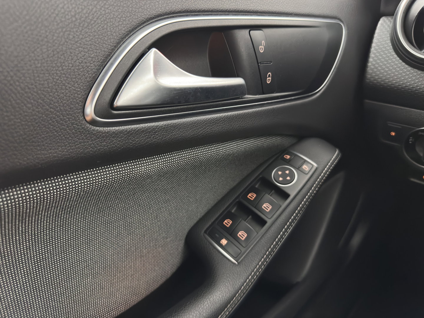 Mercedes-Benz A-Klasse 180 d Business Solution Aut. *LEATHER-FABRIC | NAVI-FULLMAP | CAMERA | AIRCO | CRUISE | TOWBAR | 16''ALU*