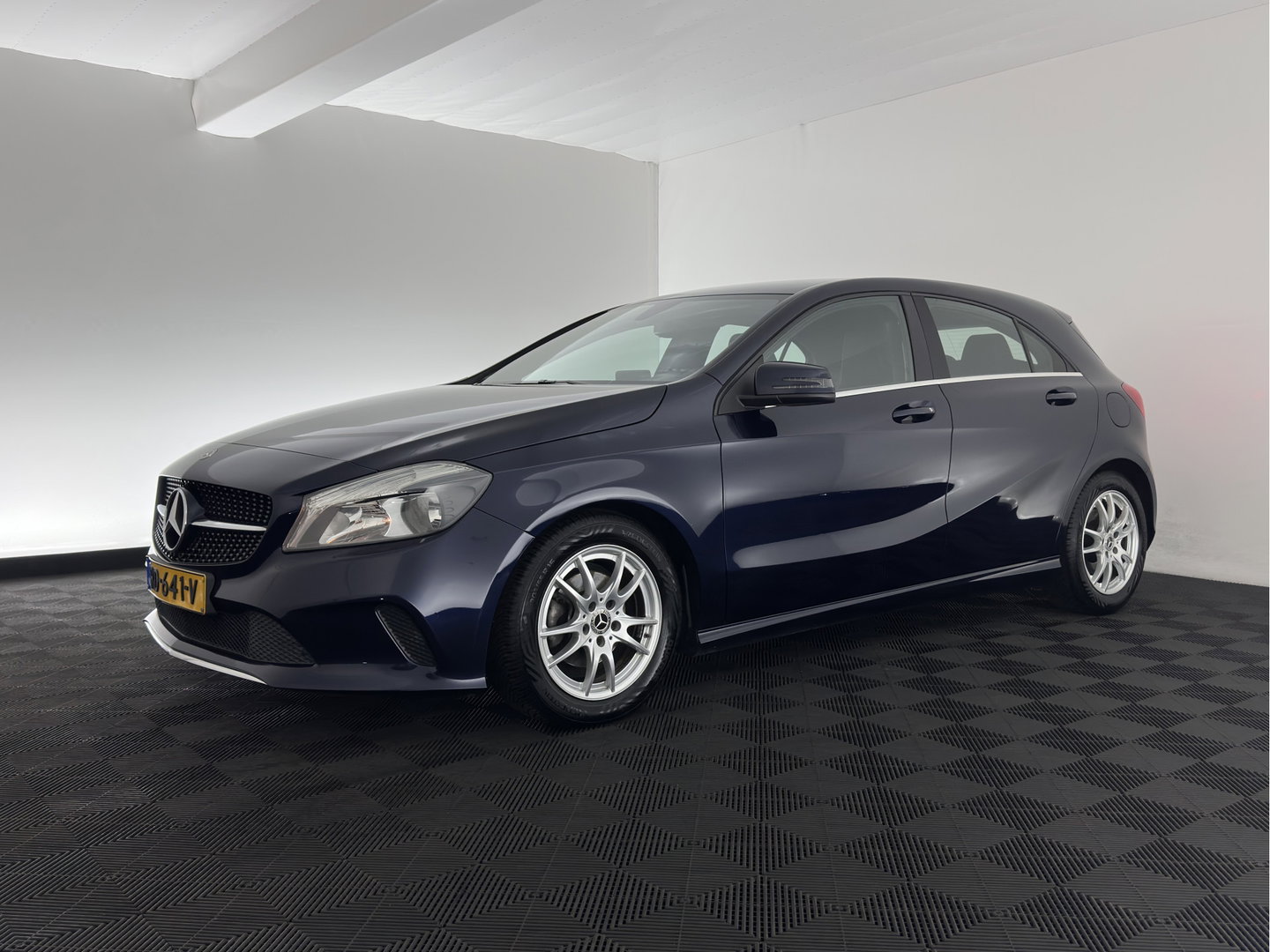 Mercedes-Benz A-Klasse 180 d Business Solution Aut. *LEATHER-FABRIC | NAVI-FULLMAP | CAMERA | AIRCO | CRUISE | TOWBAR | 16''ALU*