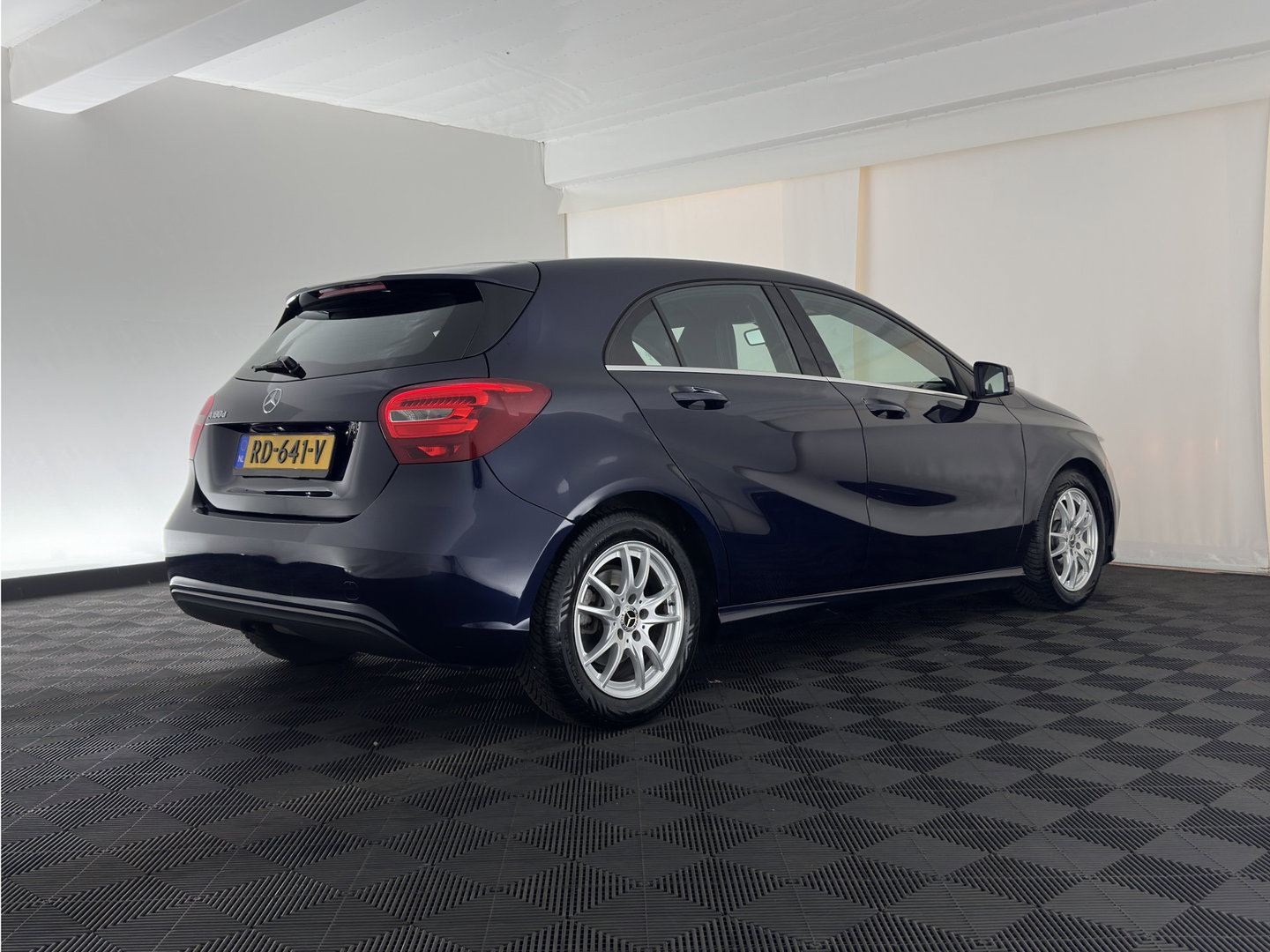 Mercedes-Benz A-Klasse 180 d Business Solution Aut. *LEATHER-FABRIC | NAVI-FULLMAP | CAMERA | AIRCO | CRUISE | TOWBAR | 16''ALU*