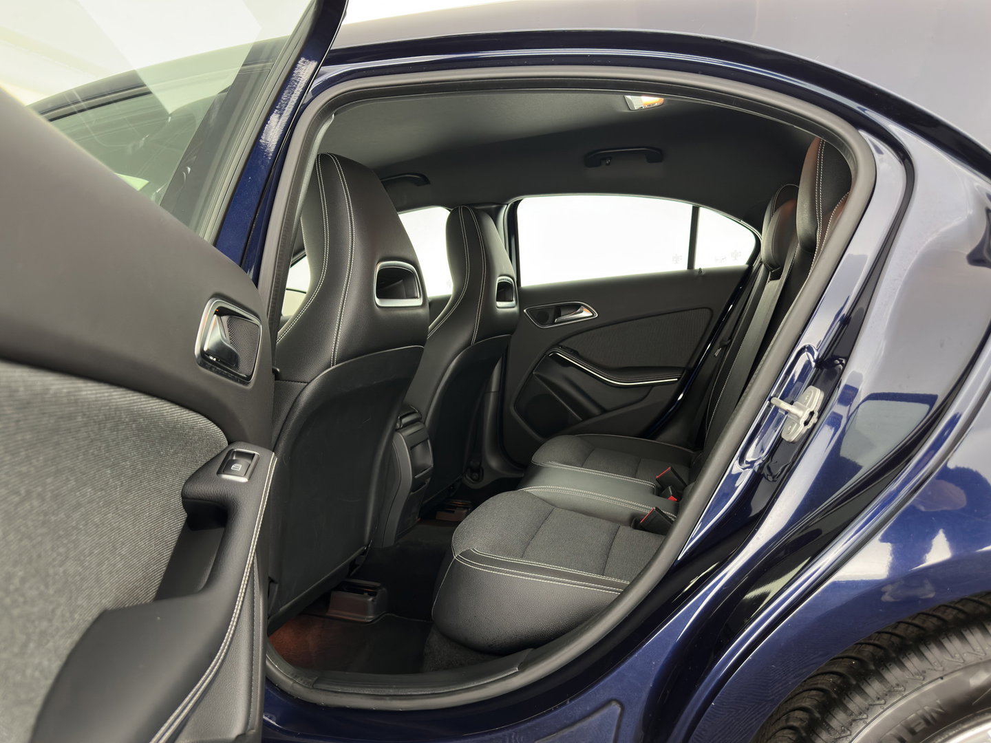 Mercedes-Benz A-Klasse 180 d Business Solution Aut. *LEATHER-FABRIC | NAVI-FULLMAP | CAMERA | AIRCO | CRUISE | TOWBAR | 16''ALU*