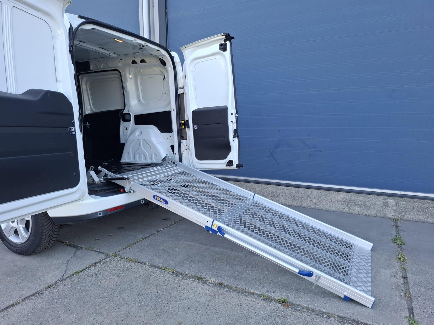 Opel Combo 1.6 CDTi L1H1 Sport CAMERA / EURO 6 / CARPLAY / AIRCO / TREKHAAK / MARGE AUTO !!