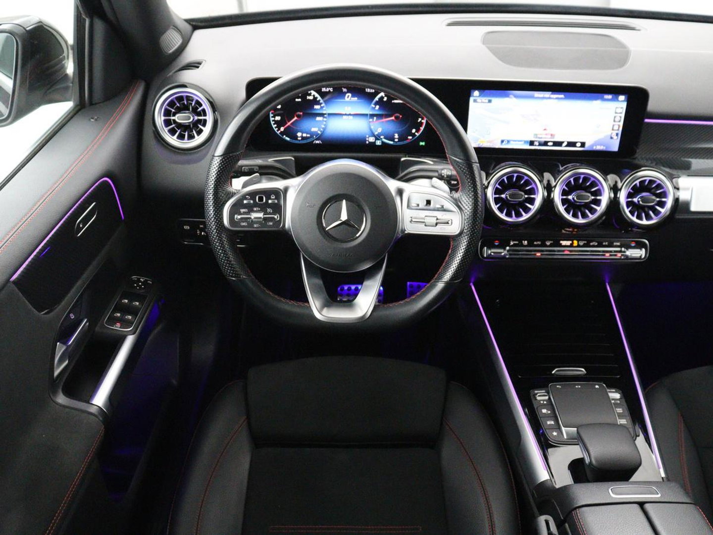 Mercedes-Benz GLB 200 AMG Line | Leder/alcantara | Stoelverwarming | Cruise control | Lane assist | Sfeerverlichting | Camera | Park assist | Trekhaak