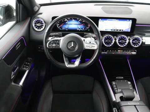 Mercedes-Benz GLB 200 AMG Line | Leder/alcantara | Stoelverwarming | Cruise control | Lane assist | Sfeerverlichting | Camera | Park assist | Trekhaak