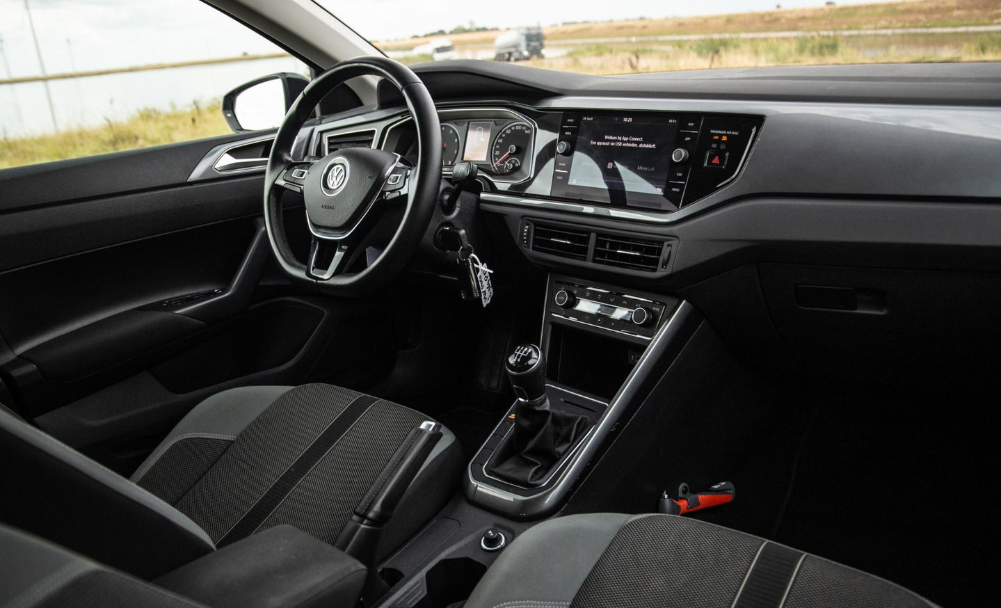 Volkswagen Polo 1.0 TSI Highline R-LINE / CARPLAY / NAVI / ZWART / 5 DEURS