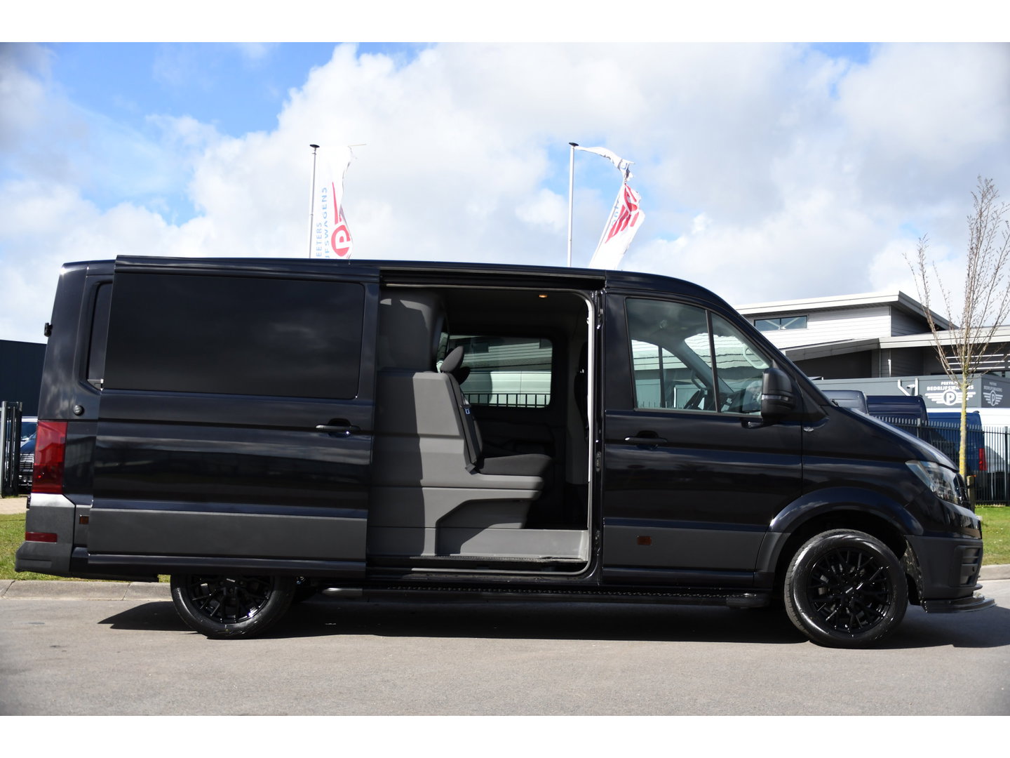 Volkswagen Crafter 35 2.0 TDI L3H2 DC Black Edition Cruise, Camera, Carplay, LED, Clima, Standkachel, Automaat, Stuurvervewarming, Uniek!