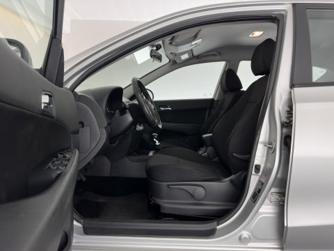 Hyundai i30 1.6 CRDi i-Motion *AIRCO | CRUISE | PDC | COMFORT-SEATS | TOWBAR | 16''ALU*