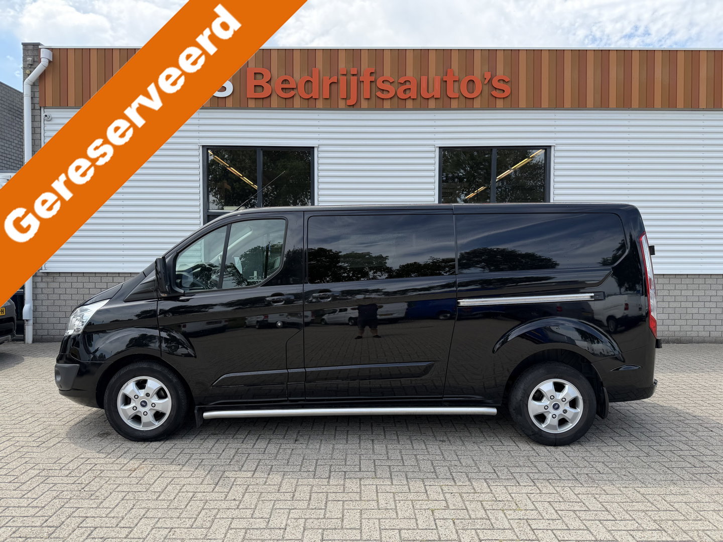 Ford Transit Custom 290 2.0 TDCI 130pk automaat L2H1 Limited DC 5 persoons / euro 6 / vaste prijs rijklaar € 14.950 ex btw / lease vanaf € 243 / dubbele schuifdeur / nieuwe distributie riem bij aflevering / zwart metallic