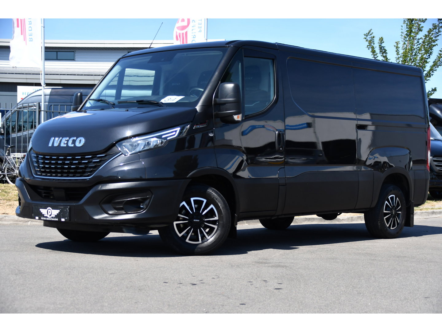 Iveco Daily 35S18HV 3.0 L2H1 Black Edition Camera, Adaptieve Cruise, LED, 180pk, Automaat, 3500kg Trekhaak, Clima, Multimedia, Uniek!
