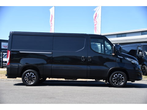 Iveco Daily 35S18HV 3.0 L2H1 Black Edition Camera, Adaptieve Cruise, LED, 180pk, Automaat, 3500kg Trekhaak, Clima, Multimedia, Uniek!