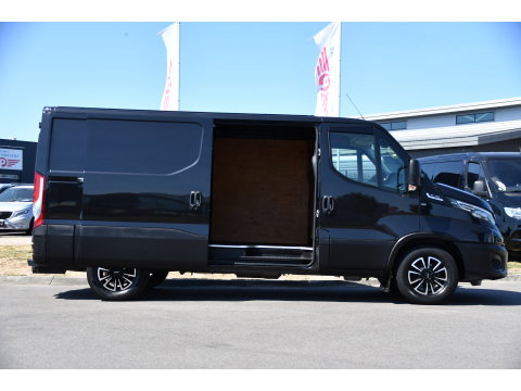 Iveco Daily 35S18HV 3.0 L2H1 Black Edition Camera, Adaptieve Cruise, LED, 180pk, Automaat, 3500kg Trekhaak, Clima, Multimedia, Uniek!